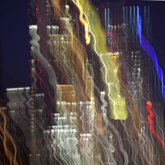 Frankfurts Architektur – Kreative Nachtfotografie mit viel Licht und Schatten